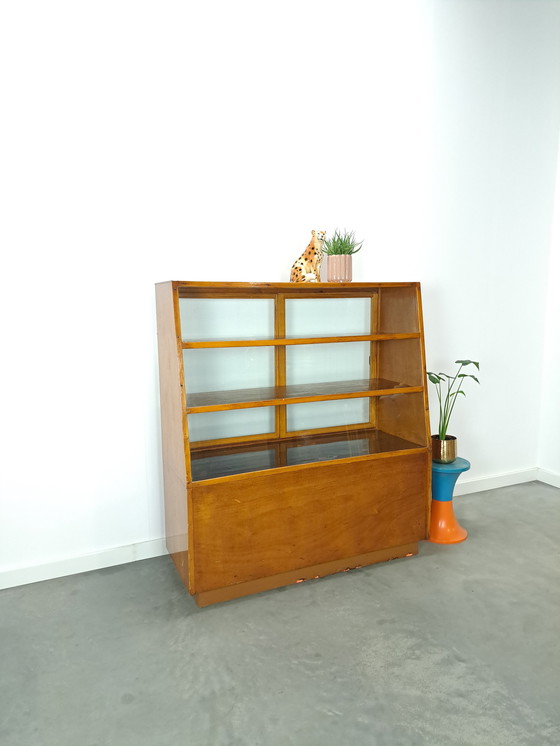 Image 1 of Fineer toonbank, winkel vitrine met schuifdeuren, vintage toonbank