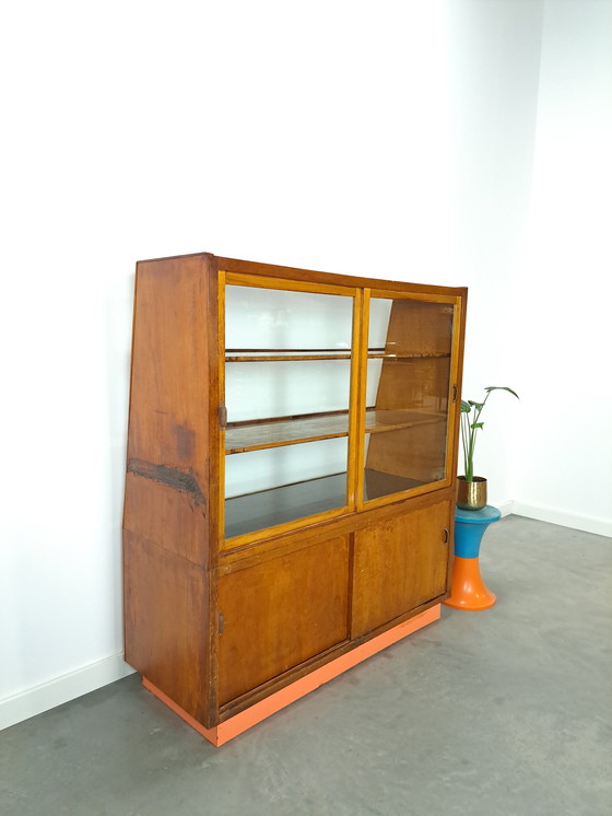 Image 1 of Fineer toonbank, winkel vitrine met schuifdeuren, vintage toonbank