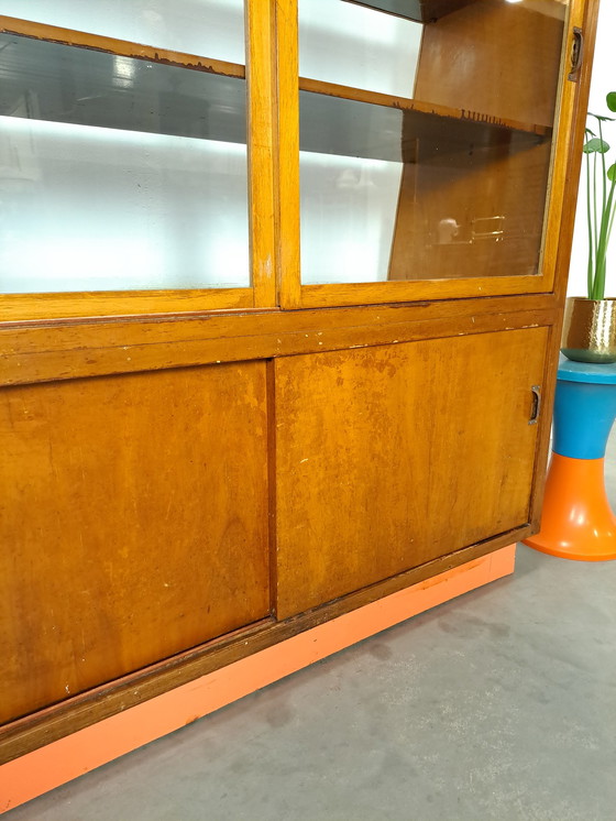 Image 1 of Fineer toonbank, winkel vitrine met schuifdeuren, vintage toonbank