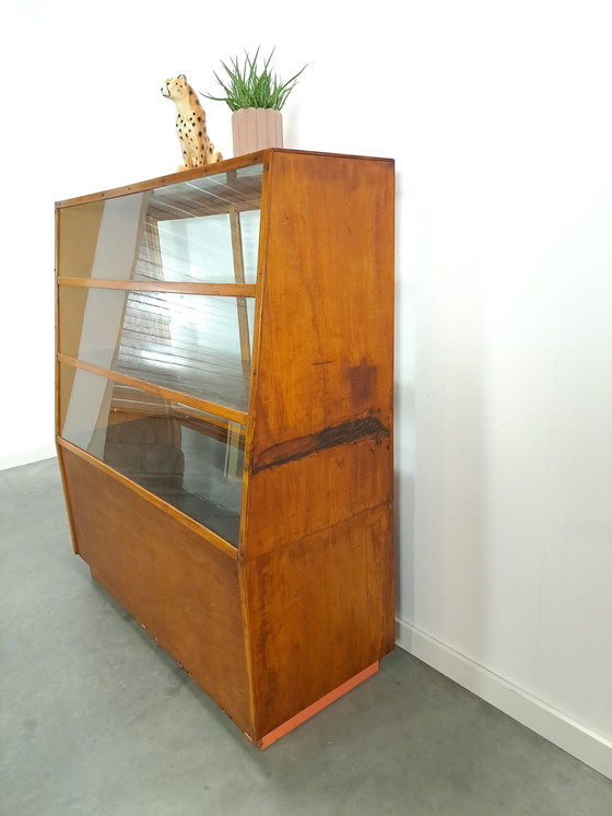 Image 1 of Fineer toonbank, winkel vitrine met schuifdeuren, vintage toonbank