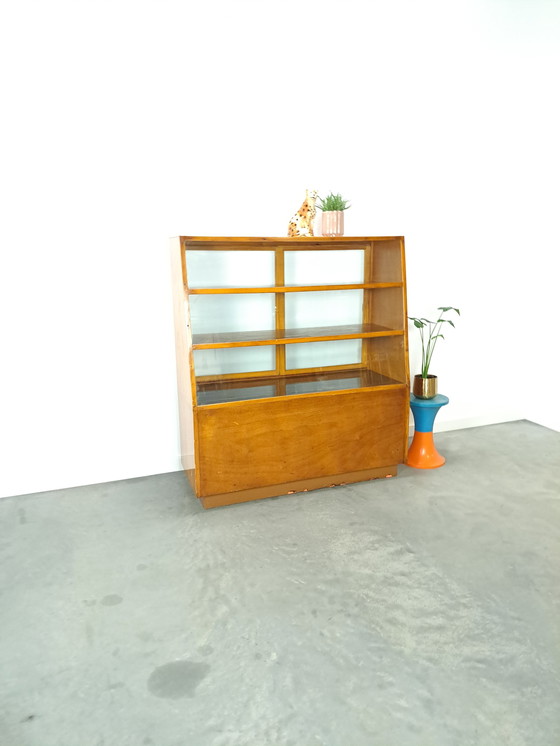 Image 1 of Fineer toonbank, winkel vitrine met schuifdeuren, vintage toonbank