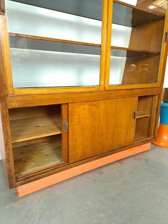 Image 1 of Fineer toonbank, winkel vitrine met schuifdeuren, vintage toonbank
