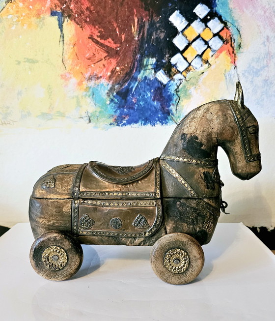 Image 1 of Vintage gesneden houten paardbeeldje met messing elementen.
