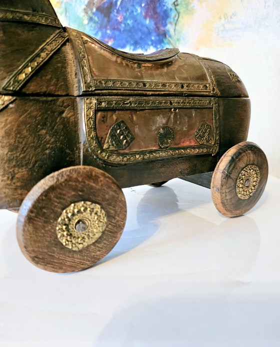 Image 1 of Vintage gesneden houten paardbeeldje met messing elementen.