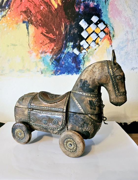 Image 1 of Vintage gesneden houten paardbeeldje met messing elementen.