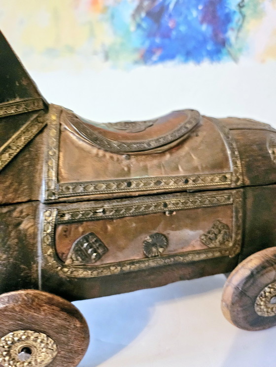 Image 1 of Vintage gesneden houten paardbeeldje met messing elementen.