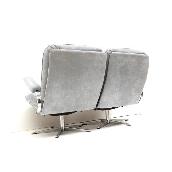 Image 1 of Vintage 2-zits bank met grijs suède bekleding gemaakt in de jaren '70