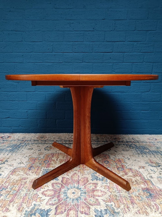 Image 1 of Vintage Deense Ronde Ovalen Eettafel Uitschuifbaar 