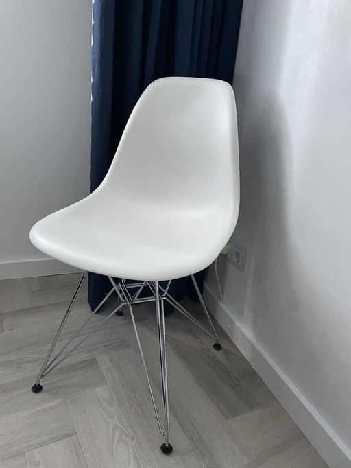 2x Vitra Eames eetkamerstoel