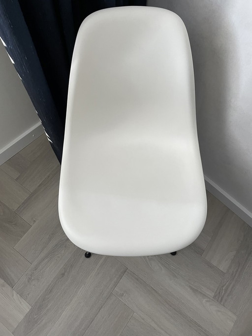 2x Vitra Eames eetkamerstoel