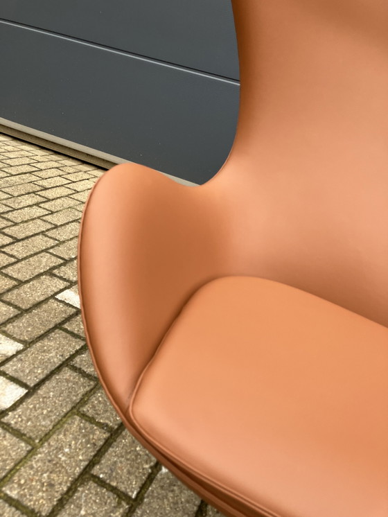 Image 1 of Fritz Hansen Egg chair by Arne Jacobsen, Cognac leder, Nieuw!!