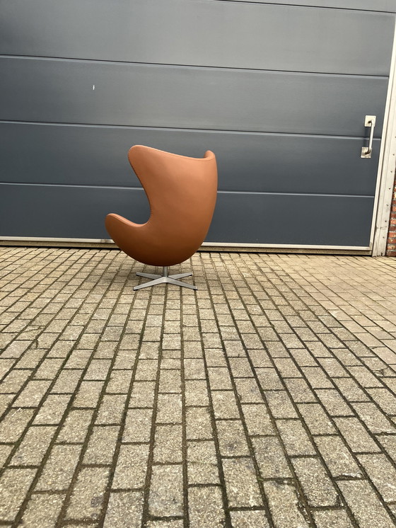 Image 1 of Fritz Hansen Egg chair by Arne Jacobsen, Cognac leder, Nieuw!!