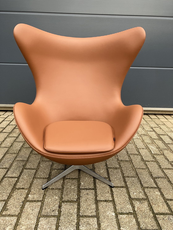 Image 1 of Fritz Hansen Egg chair by Arne Jacobsen, Cognac leder, Nieuw!!