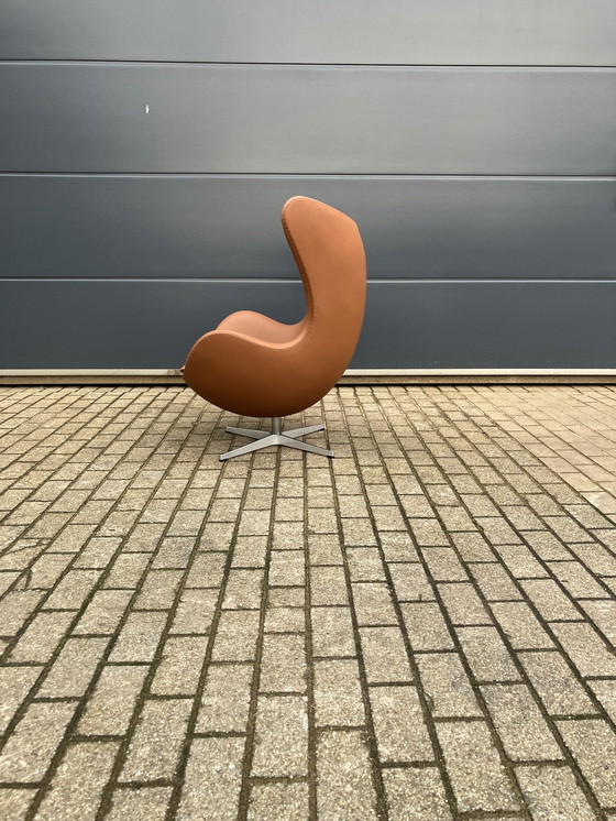 Image 1 of Fritz Hansen Egg chair by Arne Jacobsen, Cognac leder, Nieuw!!