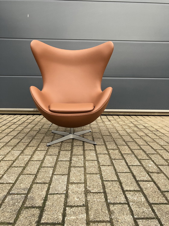 Image 1 of Fritz Hansen Egg chair by Arne Jacobsen, Cognac leder, Nieuw!!