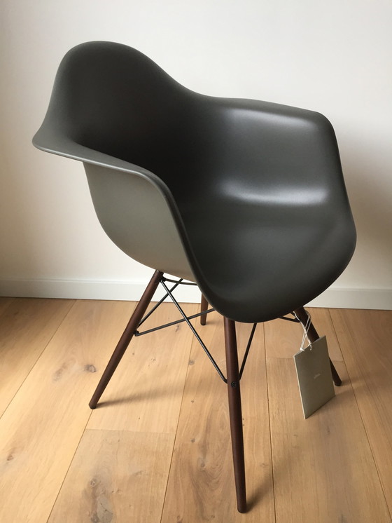 Image 1 of Vitra Eames DAW stoel grantiet grijs - esdoor - Nieuw.