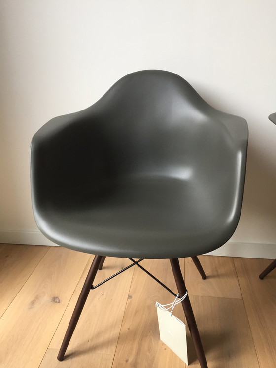 Image 1 of Vitra Eames DAW stoel grantiet grijs - esdoor - Nieuw.