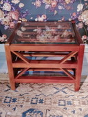 Twee Indonesische notenhouten salontafels n