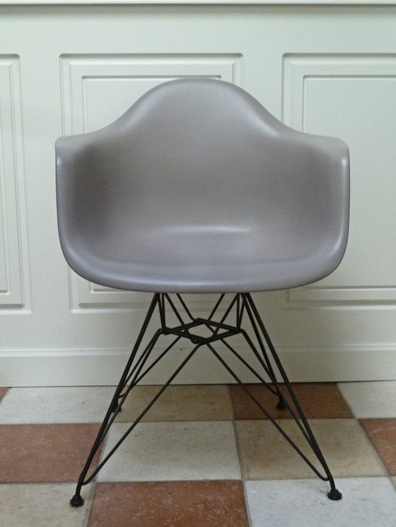 Image 1 of Vitra Eames DAR plastic armchair