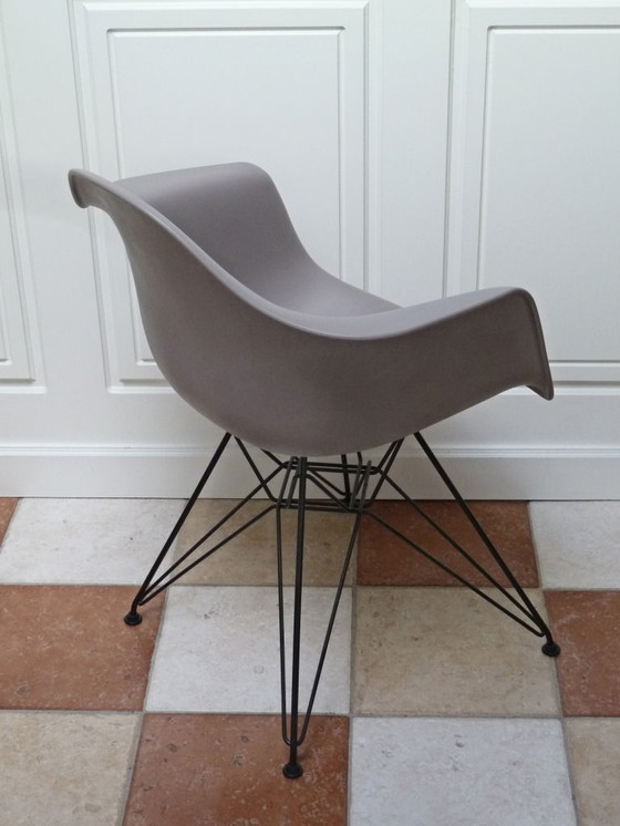 Image 1 of Vitra Eames DAR plastic armchair