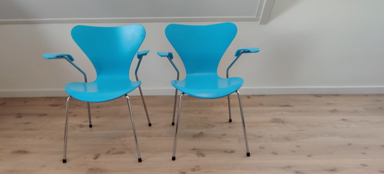 Image 1 of 2x Fritz Hansen Arne Jacobsen 3207 stoelen