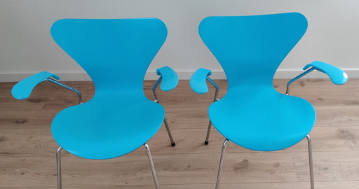 2x Fritz Hansen Arne Jacobsen 3207 stoelen