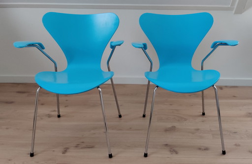 2x Fritz Hansen Arne Jacobsen 3207 stoelen