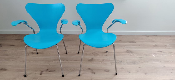 Image 1 of 2x Fritz Hansen Arne Jacobsen 3207 stoelen