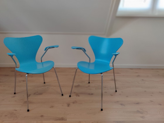 Image 1 of 2x Fritz Hansen Arne Jacobsen 3207 stoelen