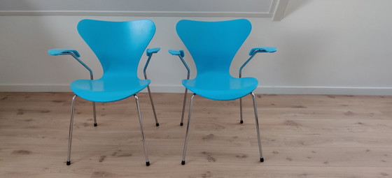 Image 1 of 2x Fritz Hansen Arne Jacobsen 3207 stoelen