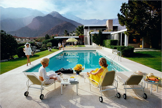 Image 1 of Gossip aan het zwembad door Slim Aarons fotografie