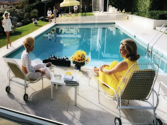 Image 1 of Gossip aan het zwembad door Slim Aarons fotografie