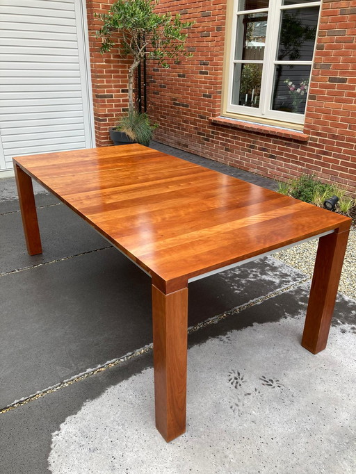 Leolux dining table Vivre in Cherry wood