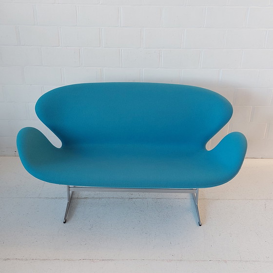 Image 1 of Arne jacobsen swan sofa canape fritz hansen light blue