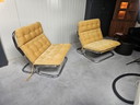 2 poltrone con struttura tubolare, giallo ocra, rivestite