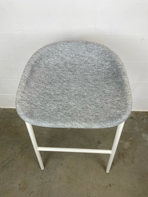 De Vorm LJ 3 cap Felt design Laurens van Wieringen 4x barstool