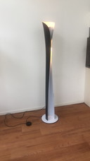 Lámpara de pie Artemide modelo Cadmo