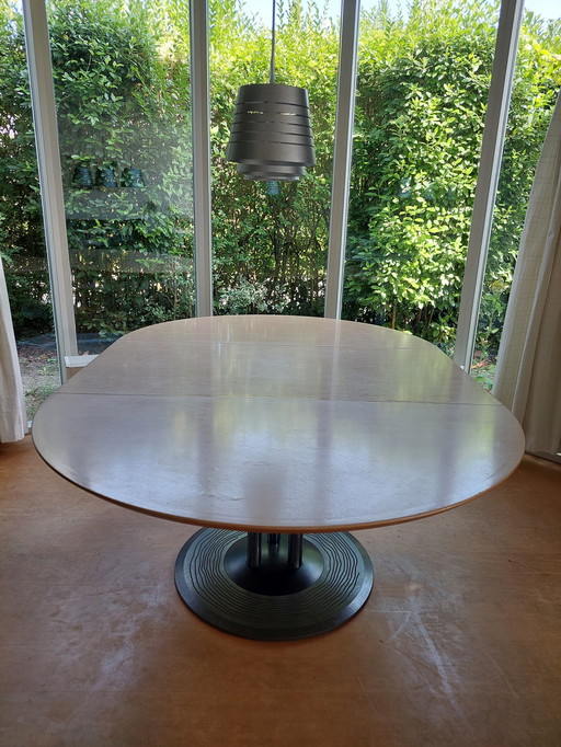 Leolux dining table by Hugo de Ruiter