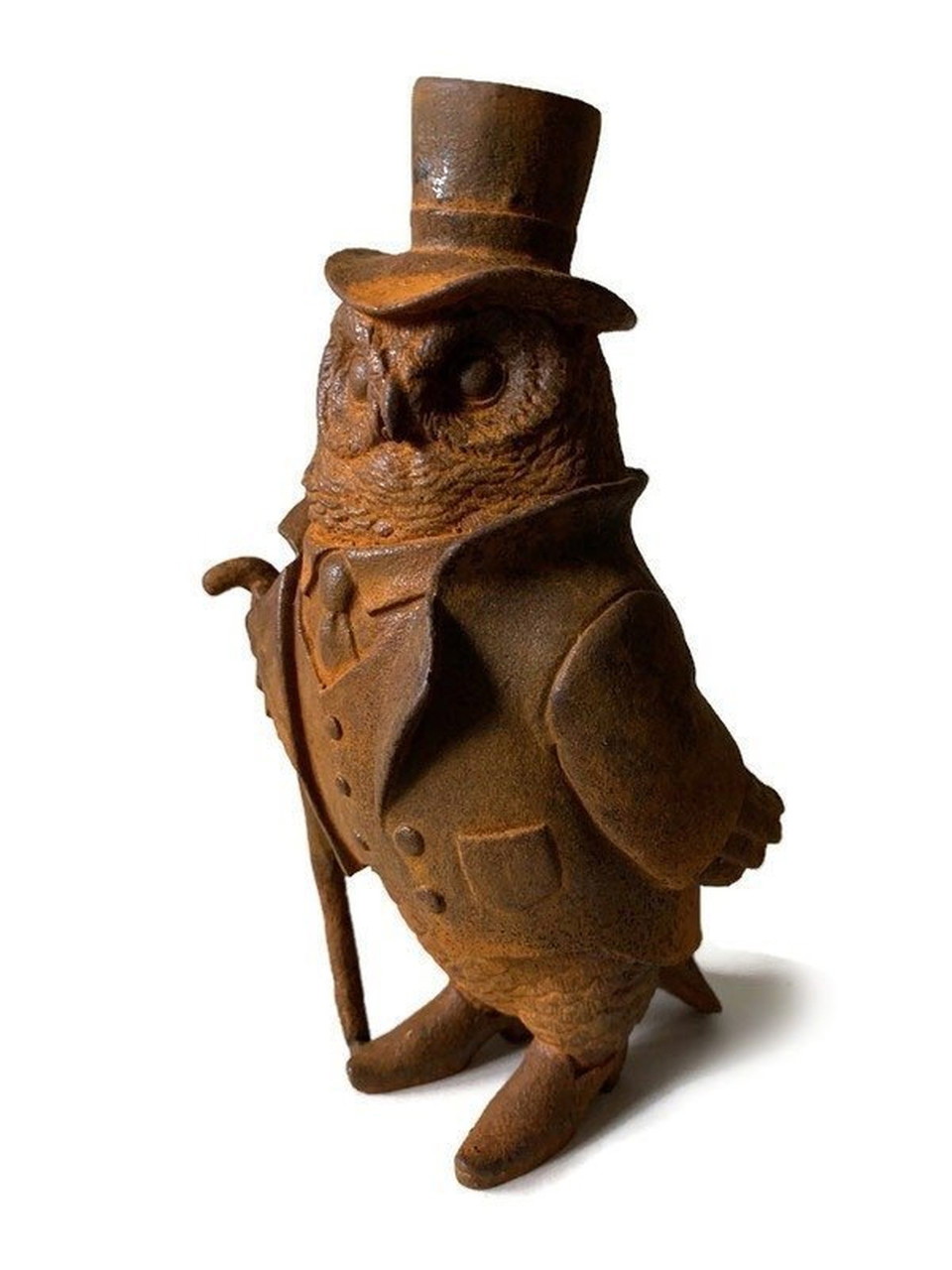 Statua di gufo in costume con bastone da passeggio e cappello realizzata in ghisa