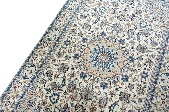 Image 1 of Alfombra oriental de seda y Nain anudada a mano – 220 x 132 cm