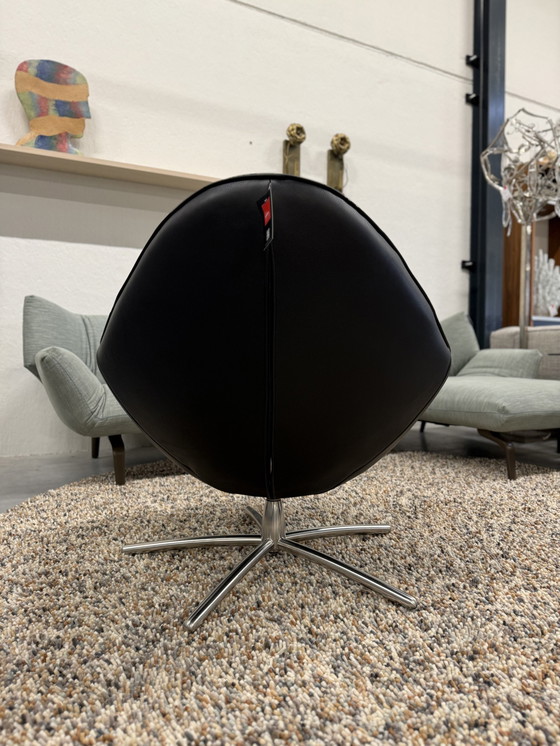 Image 1 of Sillón giratorio suave con reposabrazos de cuero negro Label Vandenberg Hidde