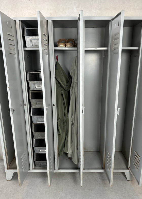 Image 1 of Vintage industrial locker cabinet (5 doors)