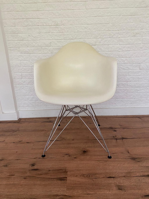 Fauteuil en plastique Vitra Eames DAR