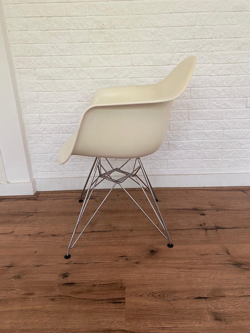 Fauteuil en plastique Vitra Eames DAR