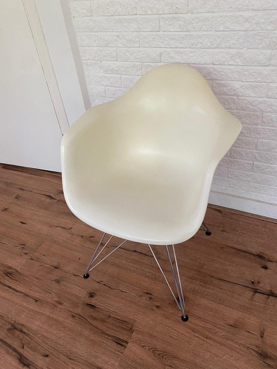 Image 1 of Vitra Eames DAR plastic armchair