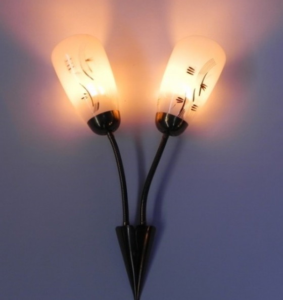 Image 1 of Lampada da parete vintage con aste tubolari e 2 paralumi in vetro