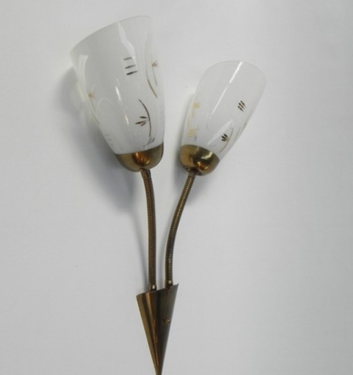 Lampada da parete vintage con aste tubolari e 2 paralumi in vetro