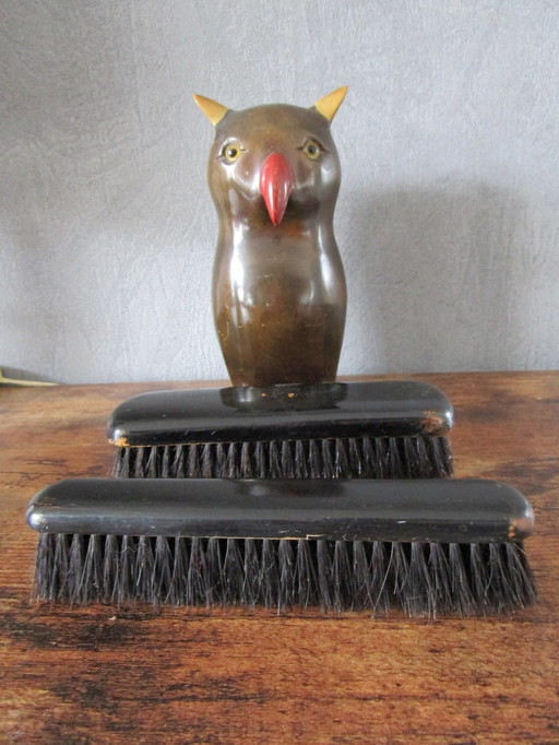 Vintage Brush Holder,Complete With Brushes.