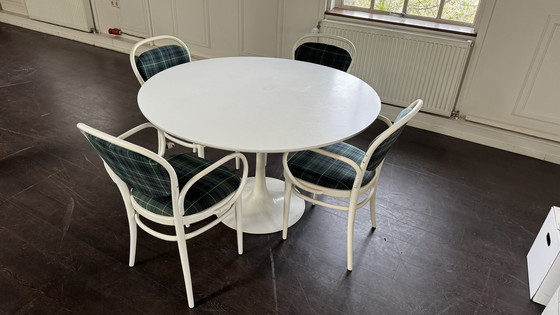 Image 1 of Table Arkana Tulip avec 4 chaises Thonet