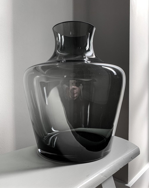 Vase design en verre transparent noir